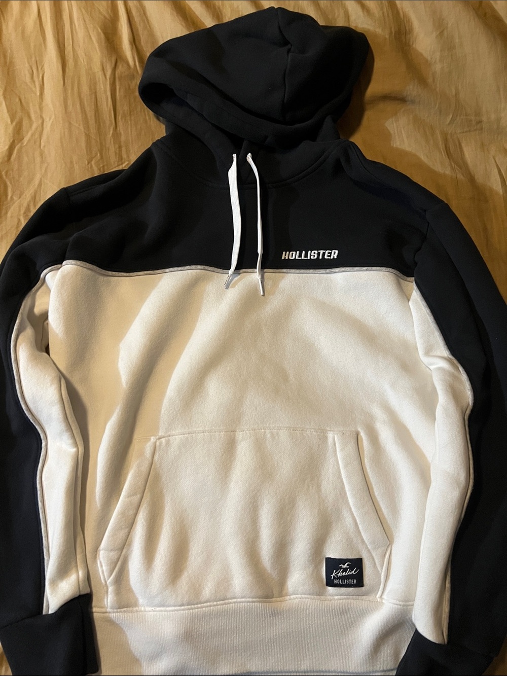 Hollister Men's Black and White Pullover Hoodie